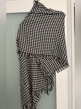 Titika Oversized Black & White Houndstooth Fringe Scarf Wrap Shawl